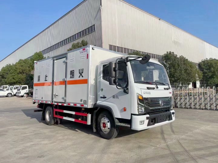 東風(fēng)凱普特4.3米危險品廂式運輸車