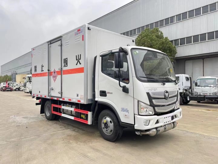 福田歐馬可藍(lán)牌易燃固體廂式運(yùn)輸車