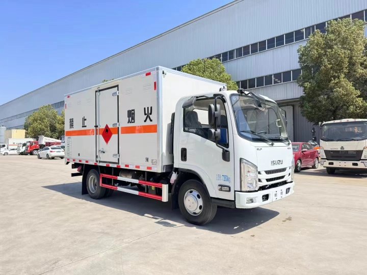 五十鈴黃牌4.2米易燃?xì)怏w廂式運輸車